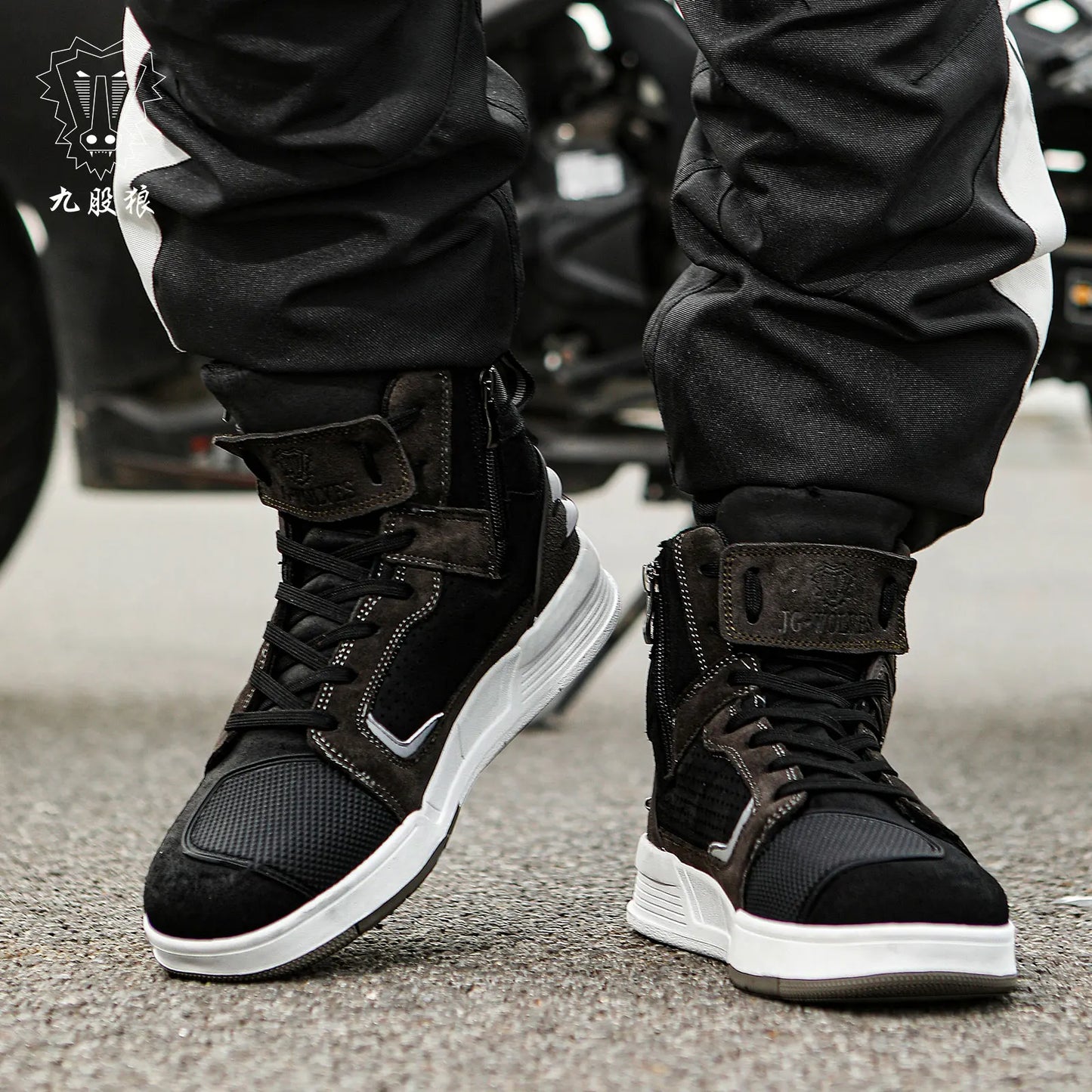Men's Summer Breathable Motorcycle Boots Microfiber Leather Sneakers Adventure Boots Non-Slip Motorcycle Riding Shoes